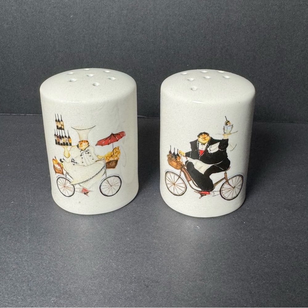 ONEIDA Salt & Pepper Shakers Chefs To Go On Bikes with Wine Cream Color 2004 Set